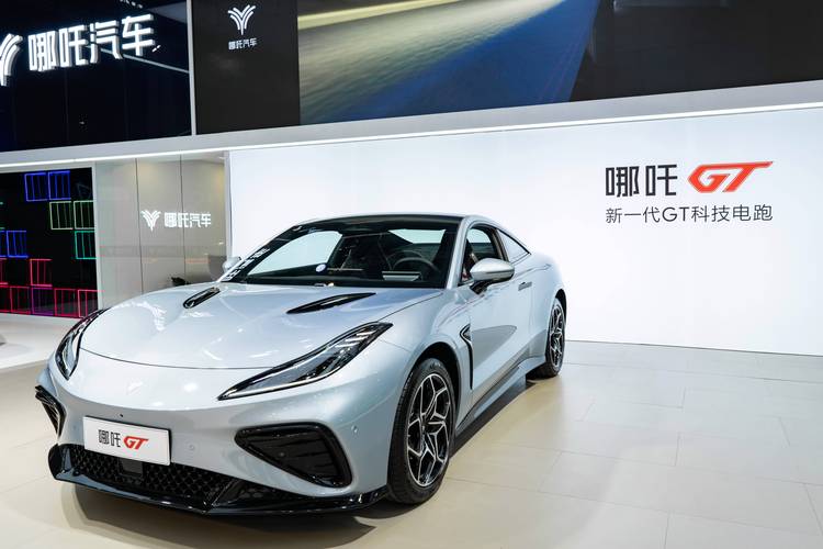 惠州311哪吒汽车在智能汽车领域的表现，领途汽车在新能源汽车市场中的影响力